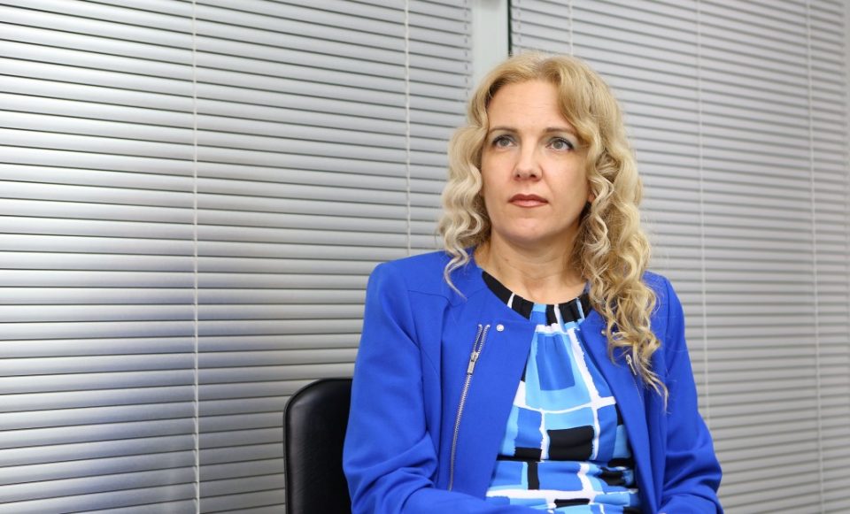 Каракамишева: Најмалку 4.000 приватни фирми ќе треба да извршат промени во регистрацијата и да го избришат името „Македонија“