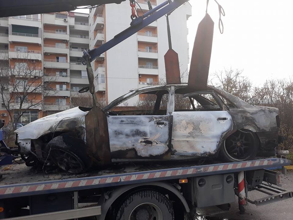 Изгореа 3 возила во Скопје: Избувнал пожар во „крајслер“, зафатени „мазда“ и „ауди“