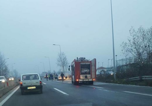 ФОТО: Се запали автомобил на патот Тетово – Гостивар