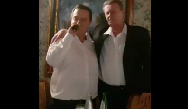ВИДЕО: Дачиќ и внукот на Тито запеаја прегрнати