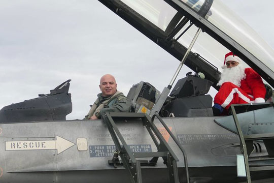 ФОТО: Дeдо Мраз пристигна со борбен авион