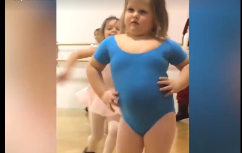 Ова девојче ќе ве насмее: Таа одлучи да биде поразлична и да танцува како што самата сака (ВИДЕО)