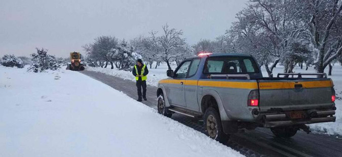 Снегот во Грција предизвика големи проблеми- патниците во автомобили чекале и по 8 часа!