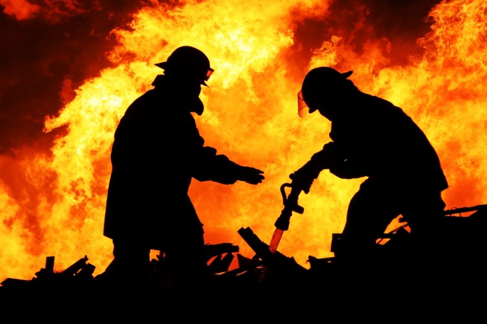 Огнена стихија пред Новата година: Изгоре познато кафуле во центарот на Прилеп, штетата над 200.000 евра