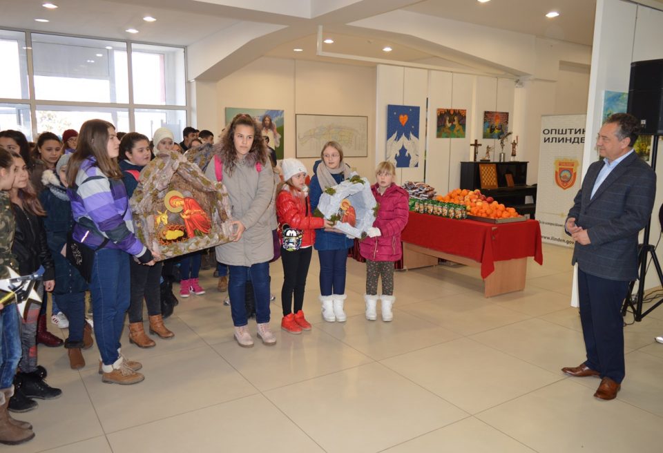 Коледарчињата од општина Илинден со песна го најавија Христовото раѓање