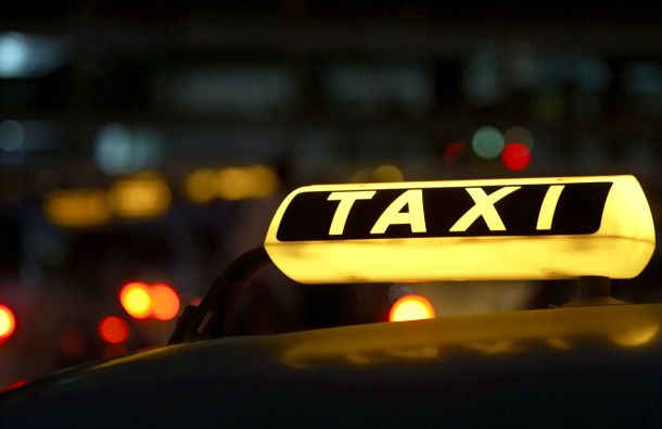 БИЗАРНО: Таксист поради две пици со лук останал без возачка дозвола