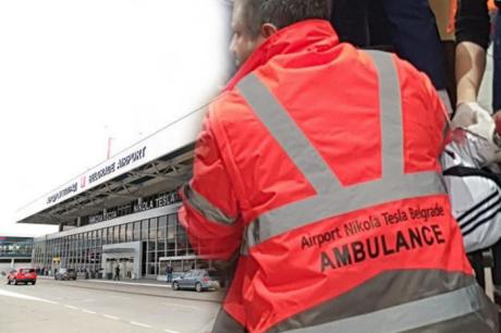 Патниците во паника, крв на аеродромот во Белград: Искршил шише и си го пресекол вратот пред сите