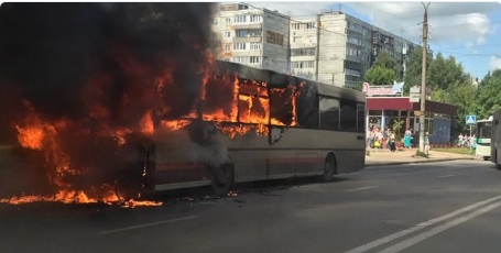 СТРАШНА ТРАГЕДИЈА: 52 патника изгореа во автобус (ВИДЕО)