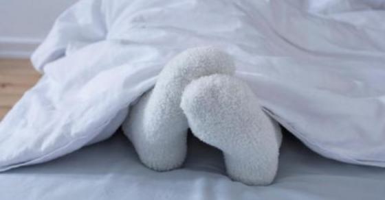 Што се случува со вашето тело кога спиете со чорапи?