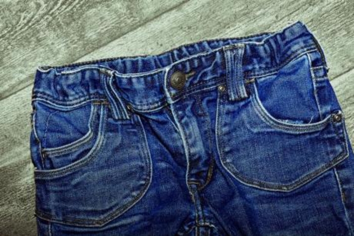 Нарачала фармерки од интернет, а во џебот нашла непријатно изненадување (ФОТО)