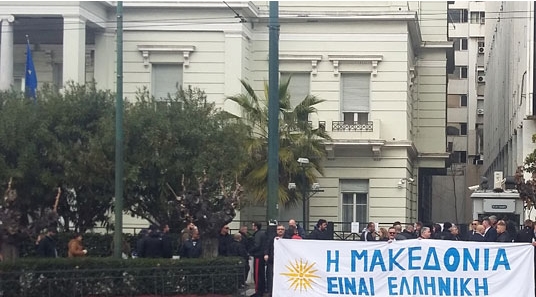 Пораката „Македонија е грчка“ се вееше додека Османи беше на средба во грчкото МНР