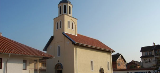 Косовски Албанци го блокирале влезот во манастир во Ѓаковица
