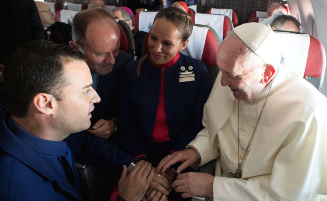 ЗА СЕ ИМА ПРВПАТ: Папата Франциско венчаваше стујард и стујардеса во авион (ФОТО)