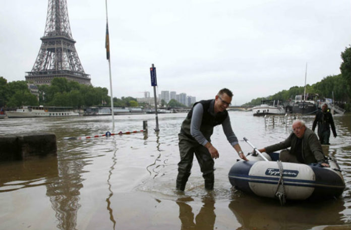 Стаорци на улиците, водата надоаѓа: Лувр е затворен, а Париз се подготвува за најлошото (ВИДЕО)