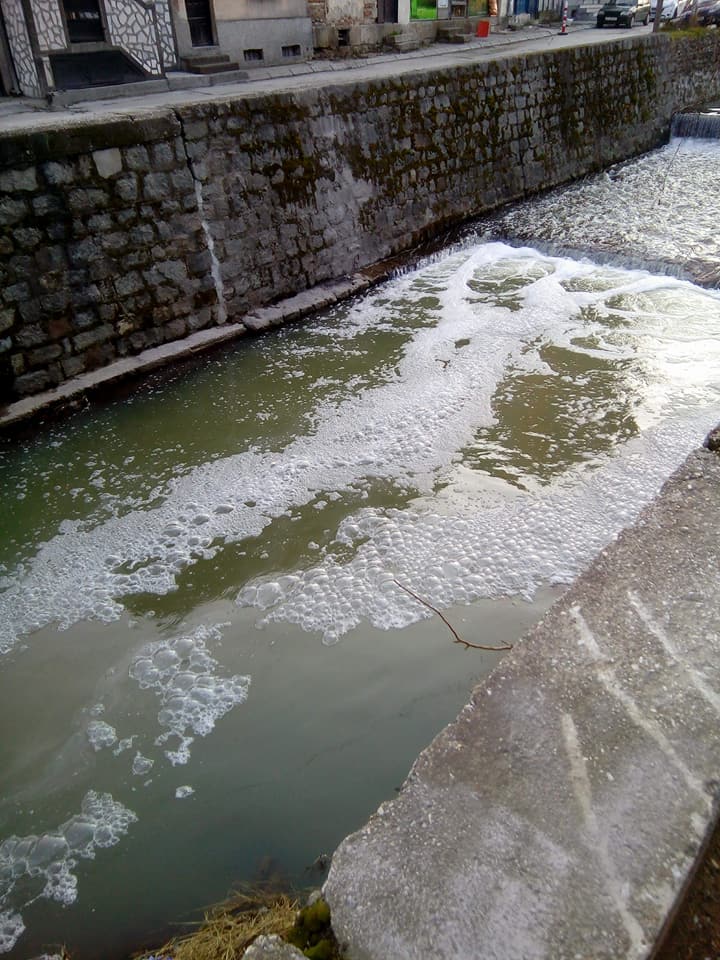 ФОТО: Реката Драгор во центарот на Битола загадена од хемикалии, битолчани реагираат