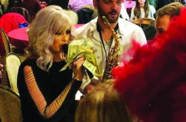 ФОТО: Македонска фолкерка накитена со пари, дијаспората не штеди на бакшиш за народна песна
