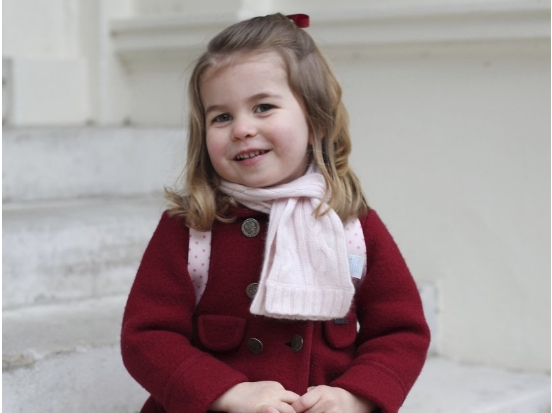 Принцезата Шарлот тргна во градинка: Сите се разнежнија од нејзините фотографии (ФОТО)