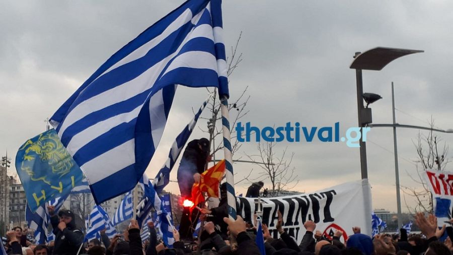 ВМРО-ДПМНЕ најостро ги осудува националистичките испади на протестите во Грција