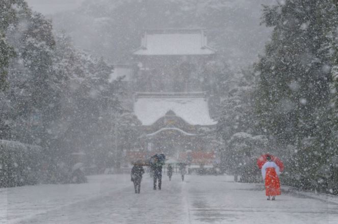 Откажани летови поради снежно невреме во Јапонија
