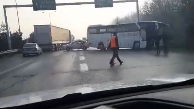 Три лица повредени во сообраќајката кај клучката Хиподром