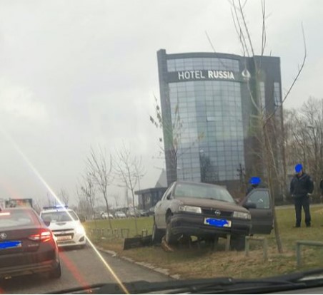 ФОTО: Автомобил излета од патот во скопски Аеродром