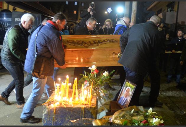 Болка, тага и солзи: Телото на Оливер Ивановиќ пристигна во неговата партија каде што утрово беше убиен (ФОТО+ВИДЕО)
