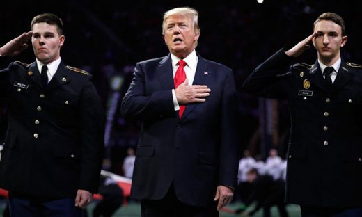 Трамп го заборави текстот на американската химна? (ВИДЕО)