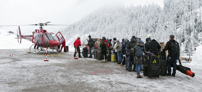 Заробените туристи со хеликоптери го напуштаат швајцарскиот ски-центар Зермат