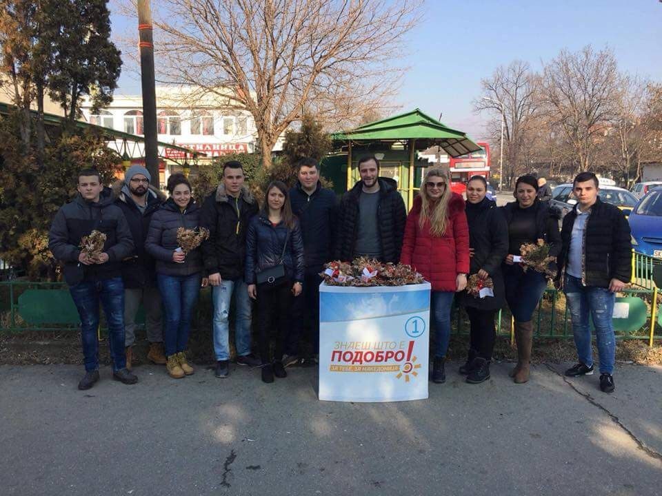 ФОТО: УМС на ВМРО-ДПМНЕ традиционално делеше бадникови гранчиња