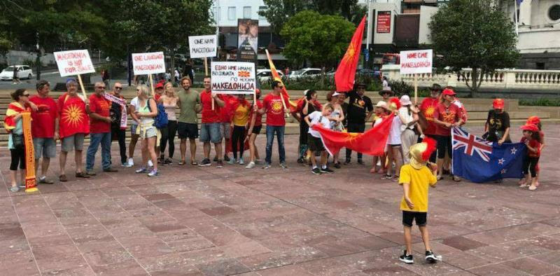 Македонците од целиот свет се обединија против промена на името на државата и законот за двојазичност (ФОТО)