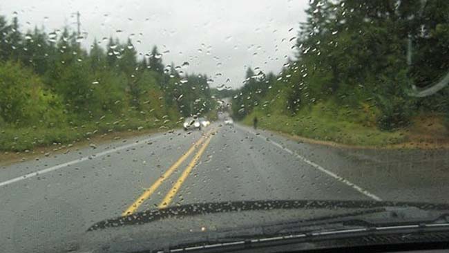 Влажни коловози на патиштата