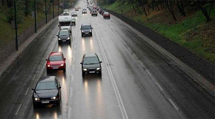 Сообраќајот на патиштата по влажни коловози