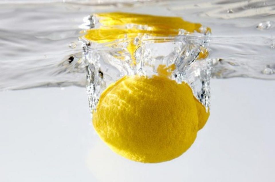 Кисел, вкусен и многу корисен: Не сте знаеле дека лимонот може да ви помогне за овие работи