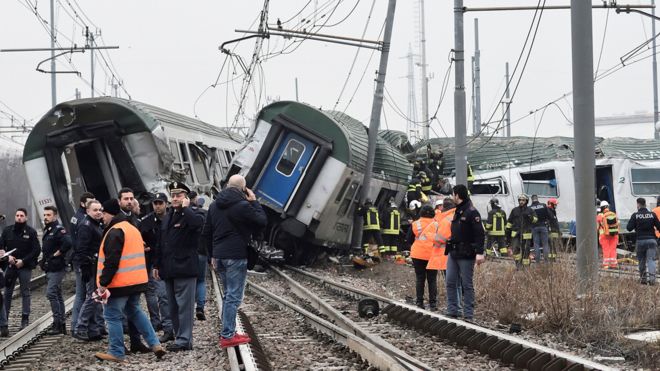 ФОТО: Железничка несреќа во Милано, најмалку тројца загинати, 110 повредени