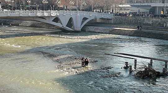 Жената која се фрли во Вардар била спасена, па тепана од татко и’