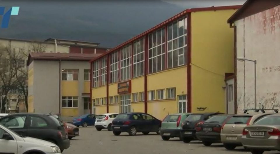 ФОТО: Шипка падна врз глава на девојче во скопско училиште, повредата е ужасна