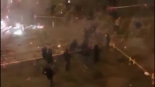 ХАОС: Тепачка меѓу шпански и руски навивачи, почина полицаец (ВИДЕО)