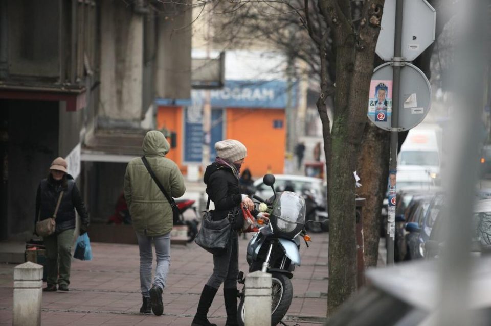 ФОТО: Тага пред домот на Глоговац, непозната девојка остави бела роза на неговиот мотор