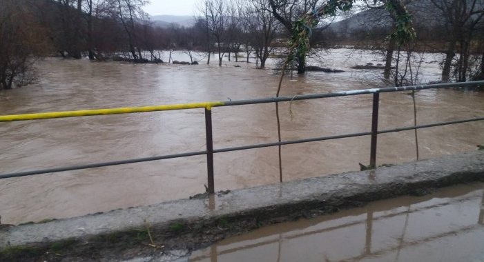 Обилни врнежи од дожд во Кичево, поплавени 50 куќи