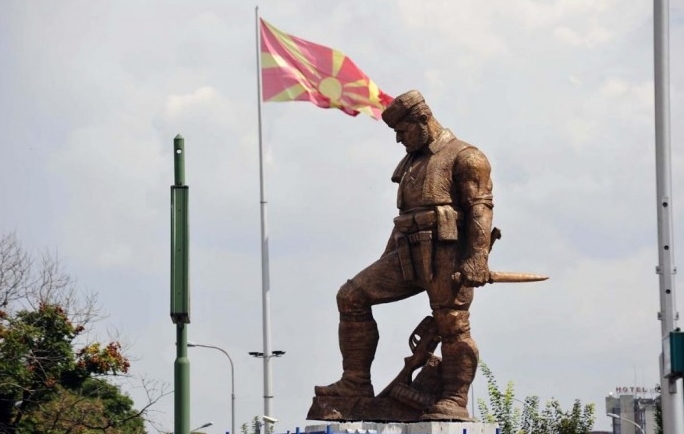 Не стивнуваат реакциите за отстранувањето на споменикот на Ќосето (ФОТО)