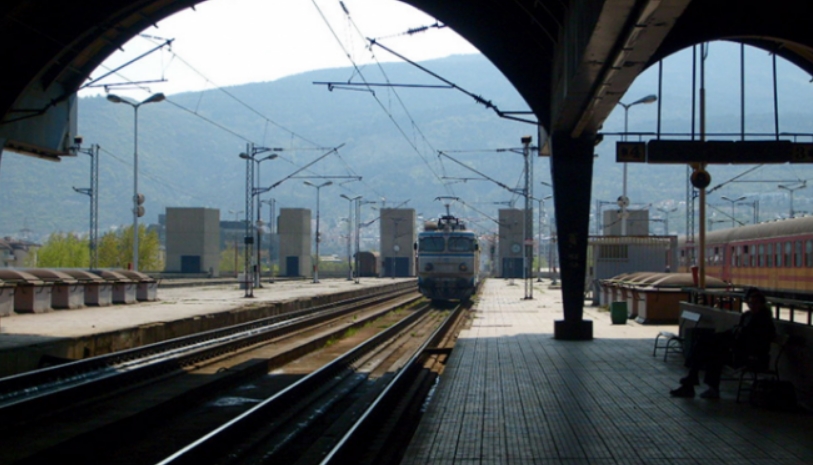 БОЈКОТ НА РАБОТНИЦИТЕ – железничкиот сообраќај од утрово во Македонија во прекин!