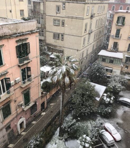 ФОТО: По повеќе од половина век снег и во Неапол