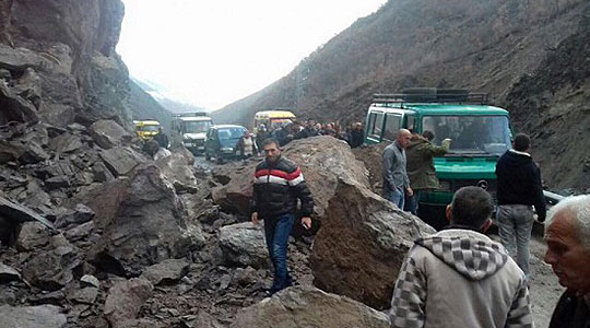 Големи одрони од камења ги блокираа Македонците во Гора