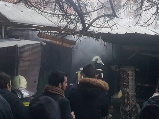 Изгаснат пожарот на Зелен пазар во Скопје (ФОТО)