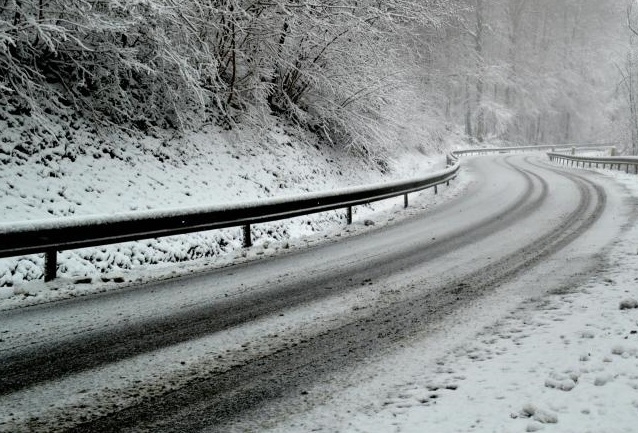 Забрана за движење на тешки товарни возила на повеќе патни правци поради снежни врнежи