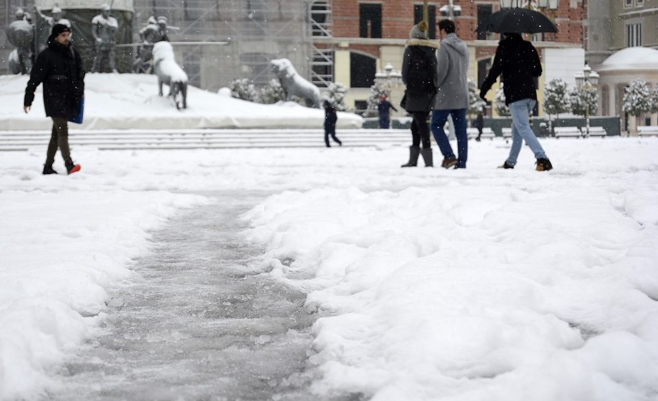 ФОТО ГАЛЕРИЈА: Скопје под снежна покрива – улиците целосно завеани