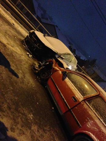 ФОТО: Сообраќајка вечерва во Скопје, автомобилите смачкани