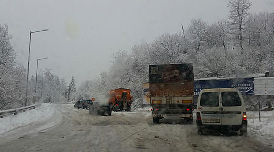 Заглавено тешко возило кај Стража, се вози по една лента