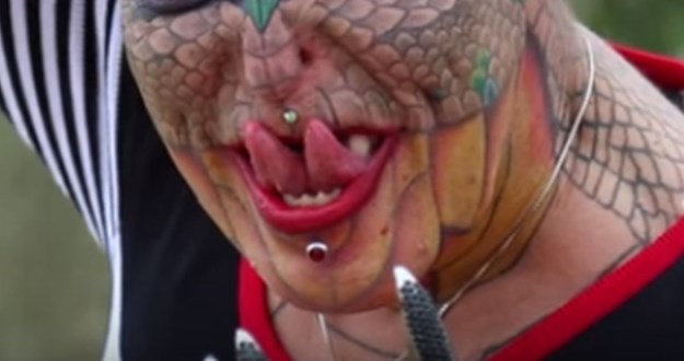 УЖАС: Го промени полот, си вгради рогови и направи ужасни тетоважи- потроши 50.000 евра за да не личи на човек (ФОТО+ВИДЕО)