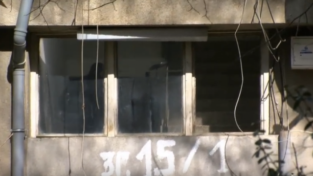 Ова е зградата од која падна 14-месечното девојче во Чаир (ВИДЕО)